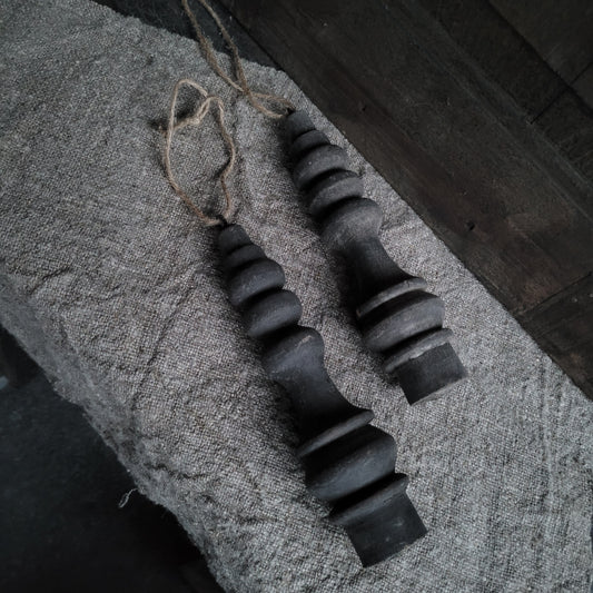 Oud houten ornament aan touw