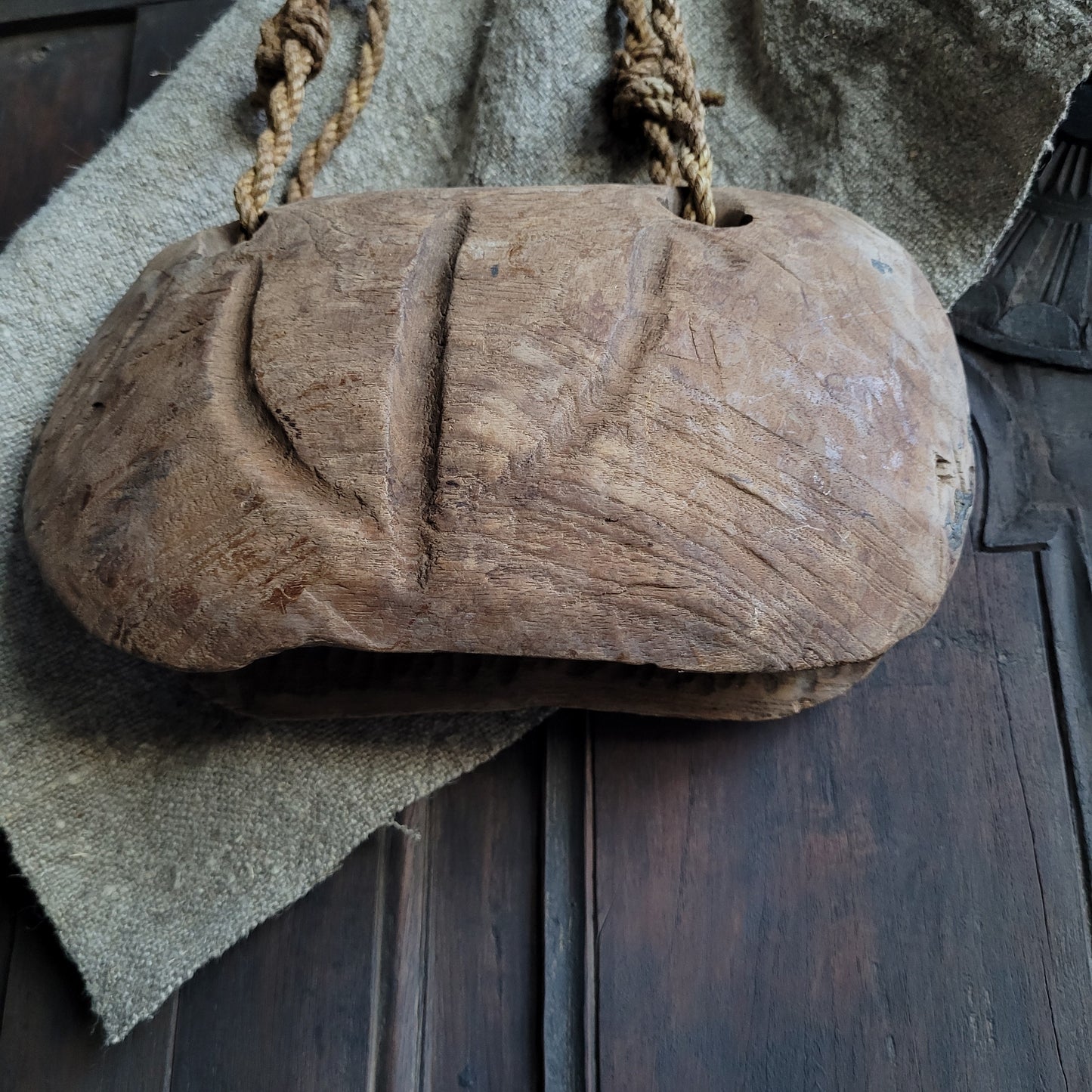 Oud houten koeienbel aan touw