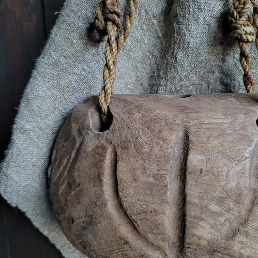 Oud houten koeienbel aan touw