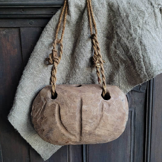 Oud houten koeienbel aan touw