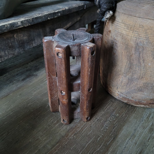 Oud houten spoelkandelaar rond