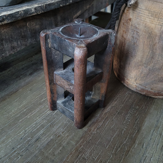 Oud houten spoelkandelaar recht