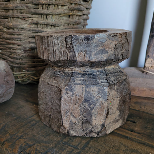 Oud houten poer kandelaar