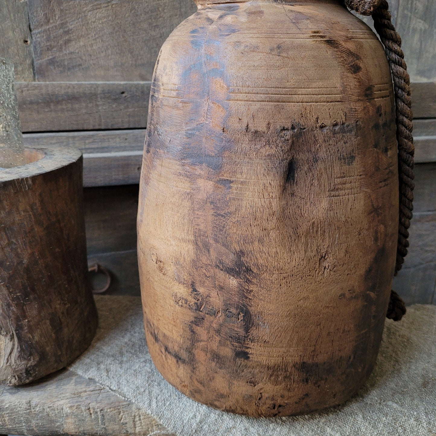 Oud houten nepalese kruik met touw