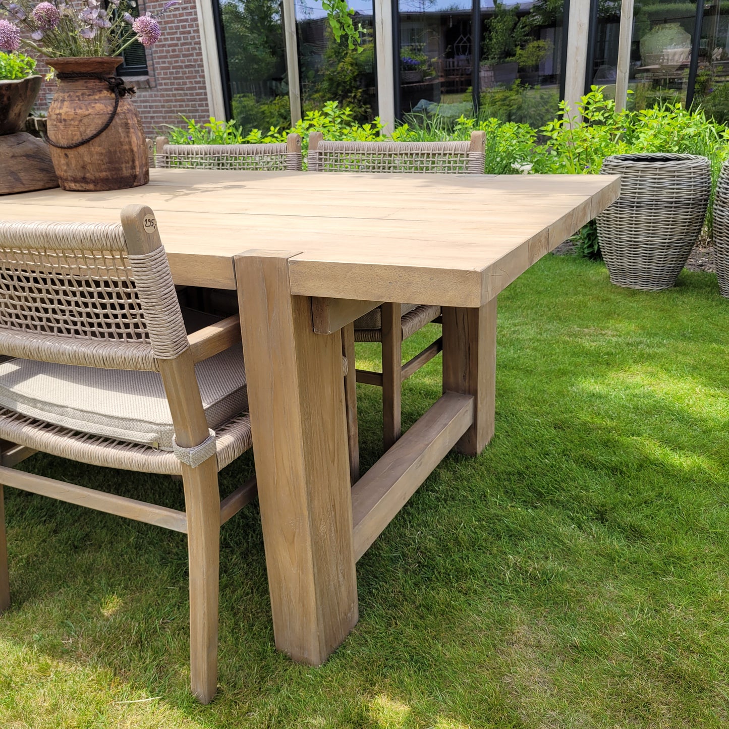 Buiten leven houten tuintafel landelijk