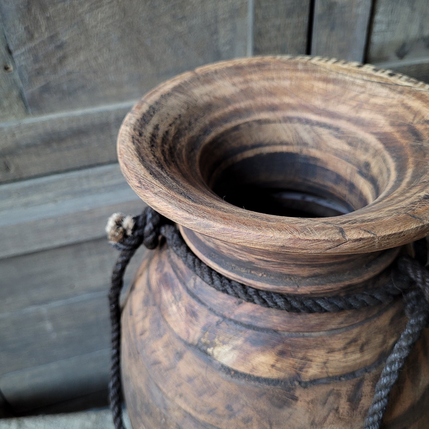 Oud houten nepalese kruik met touw nr. 26