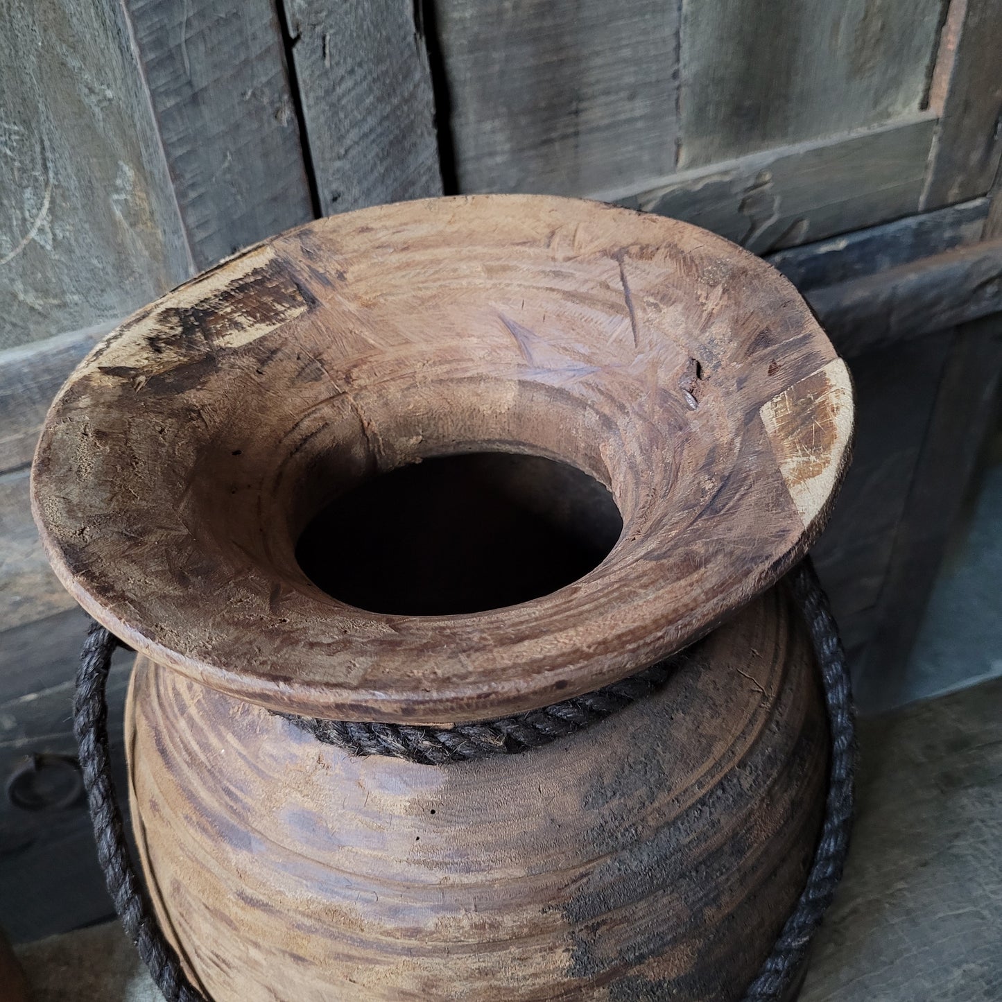 Oud houten nepalese kruik met touw nr. 58