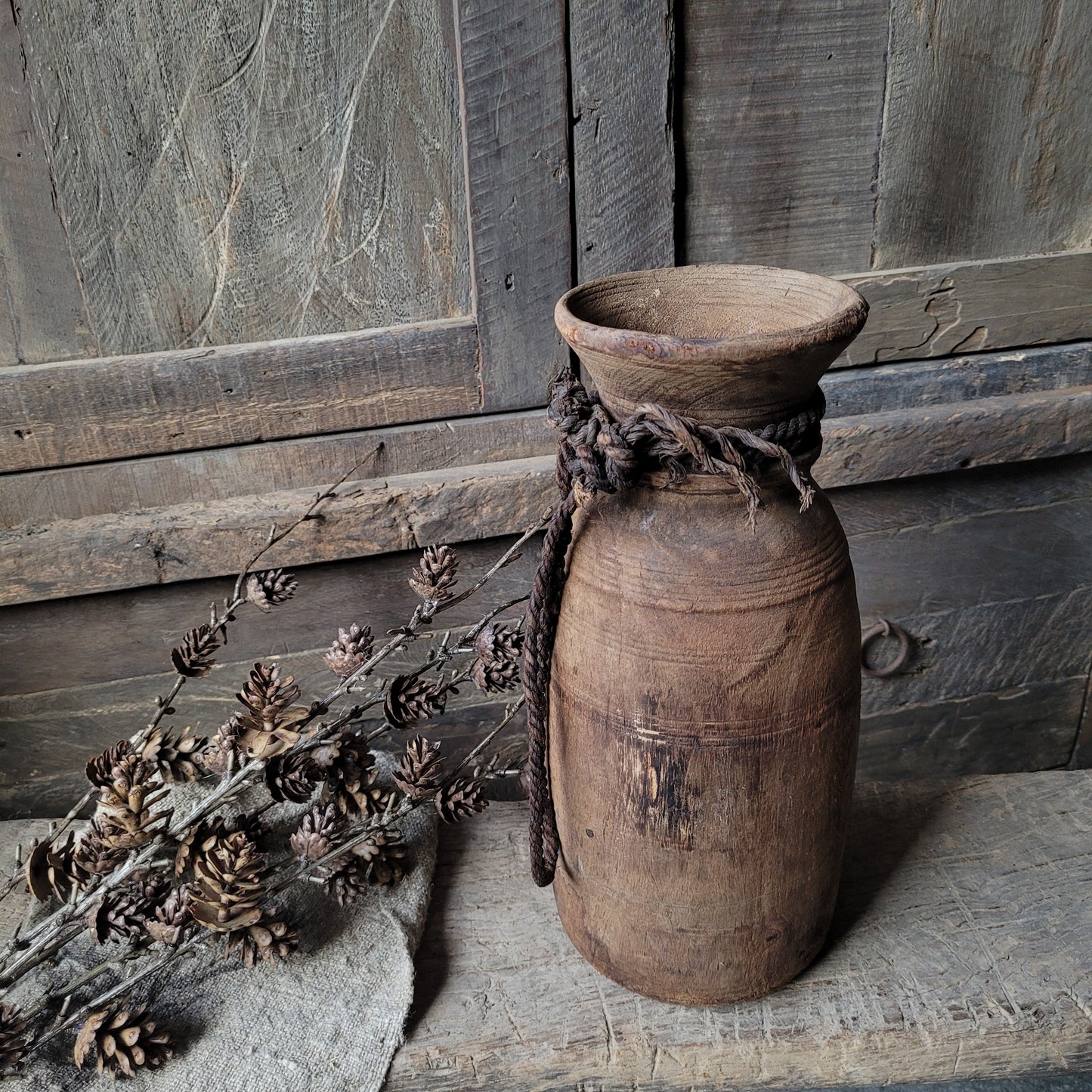 Oud houten nepalese kruik met touw nr. 65