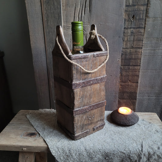 Oud houten bak | wijnfleshouder aan touw