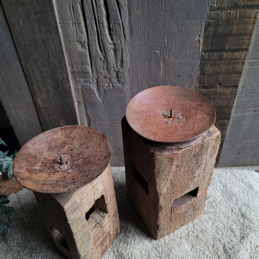 Oud houten kandelaar (links)