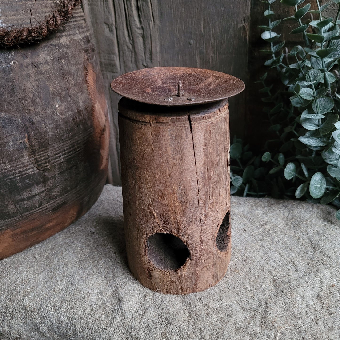 Oud houten kandelaar rond