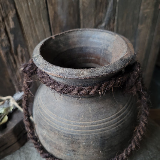 Oud houten nepalese kruik met touw nr. 20