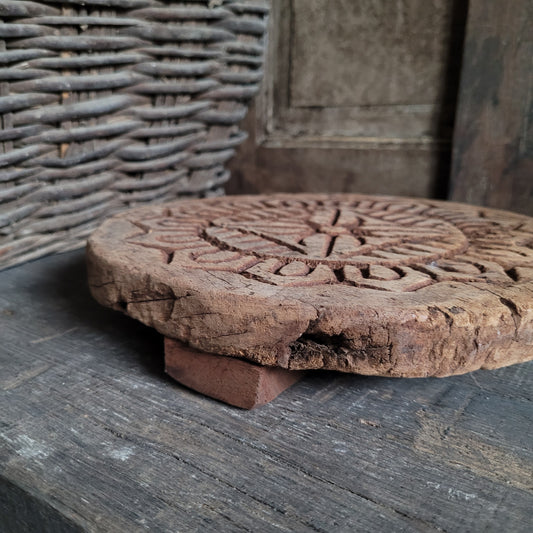 Oud houten bajot plank op pootjes