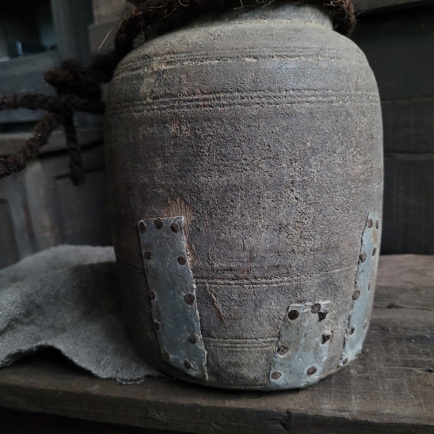 Oud houten nepalese kruik aan touw nr. 32