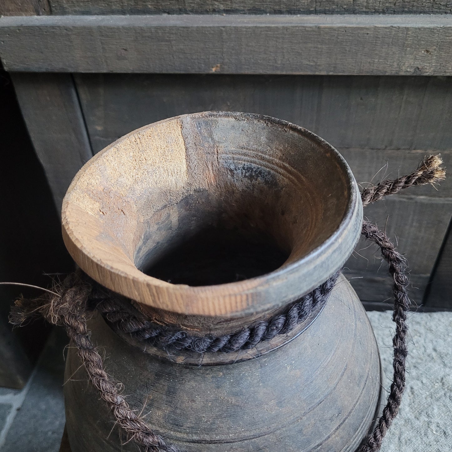 Oud houten nepalese kruik aan touw nr. 36