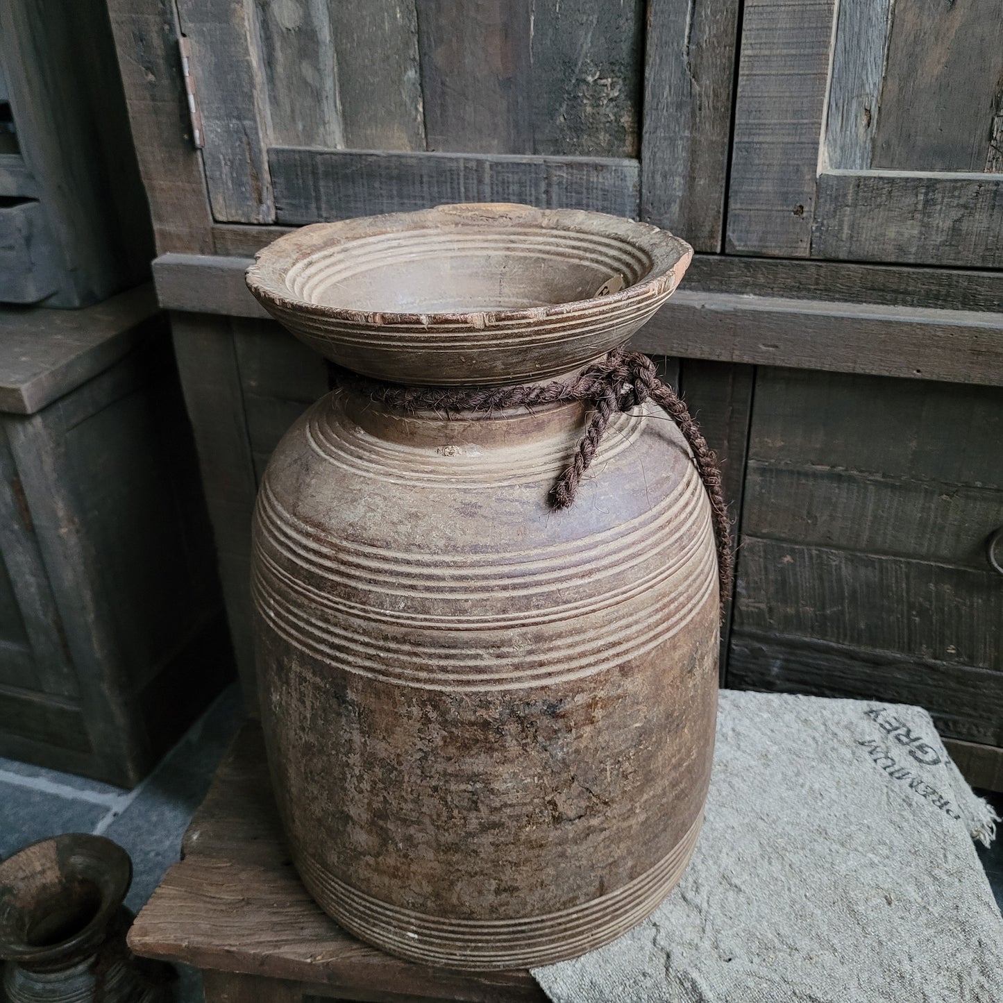 Oud houten nepalese kruik aan touw nr. 40