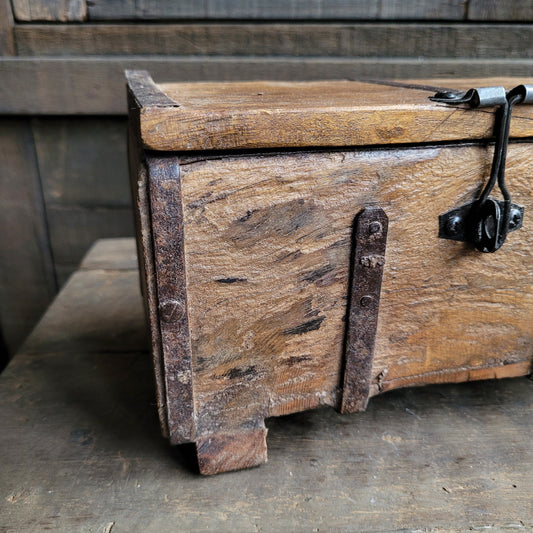 Oud houten kistje met slot