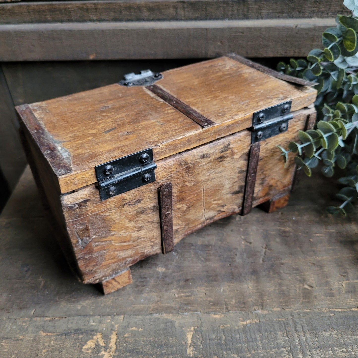Oud houten kistje met slot