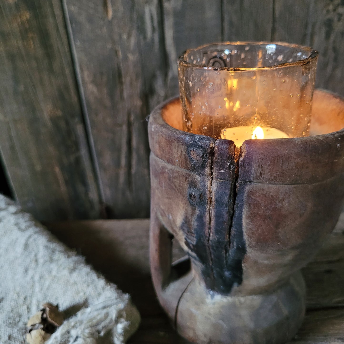 Uniek oud houten vijzel met handvat