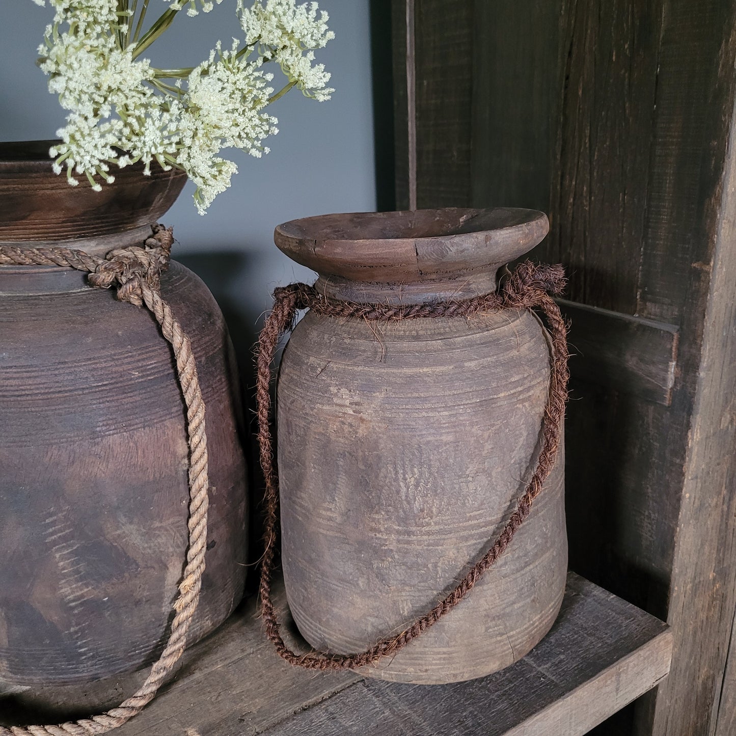 Oud houten nepalese kruik nr. 24 (rechts)