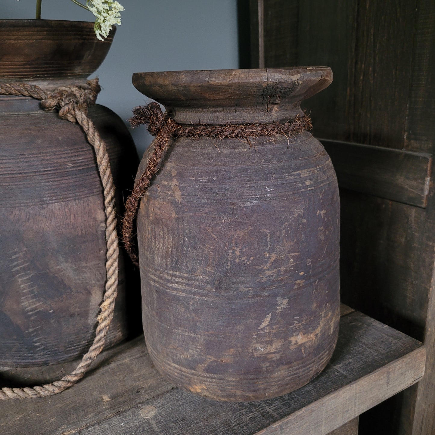 Oud houten nepalese kruik nr. 24 (rechts)