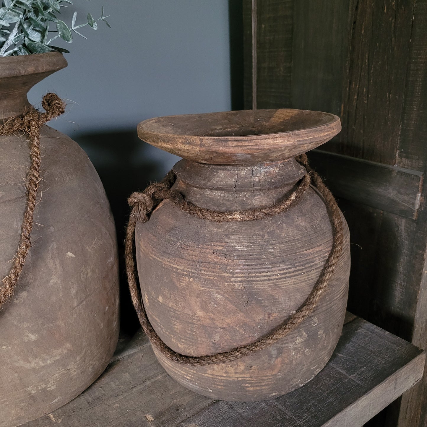 Oud houten nepalese kruik nr. 26 (rechts)