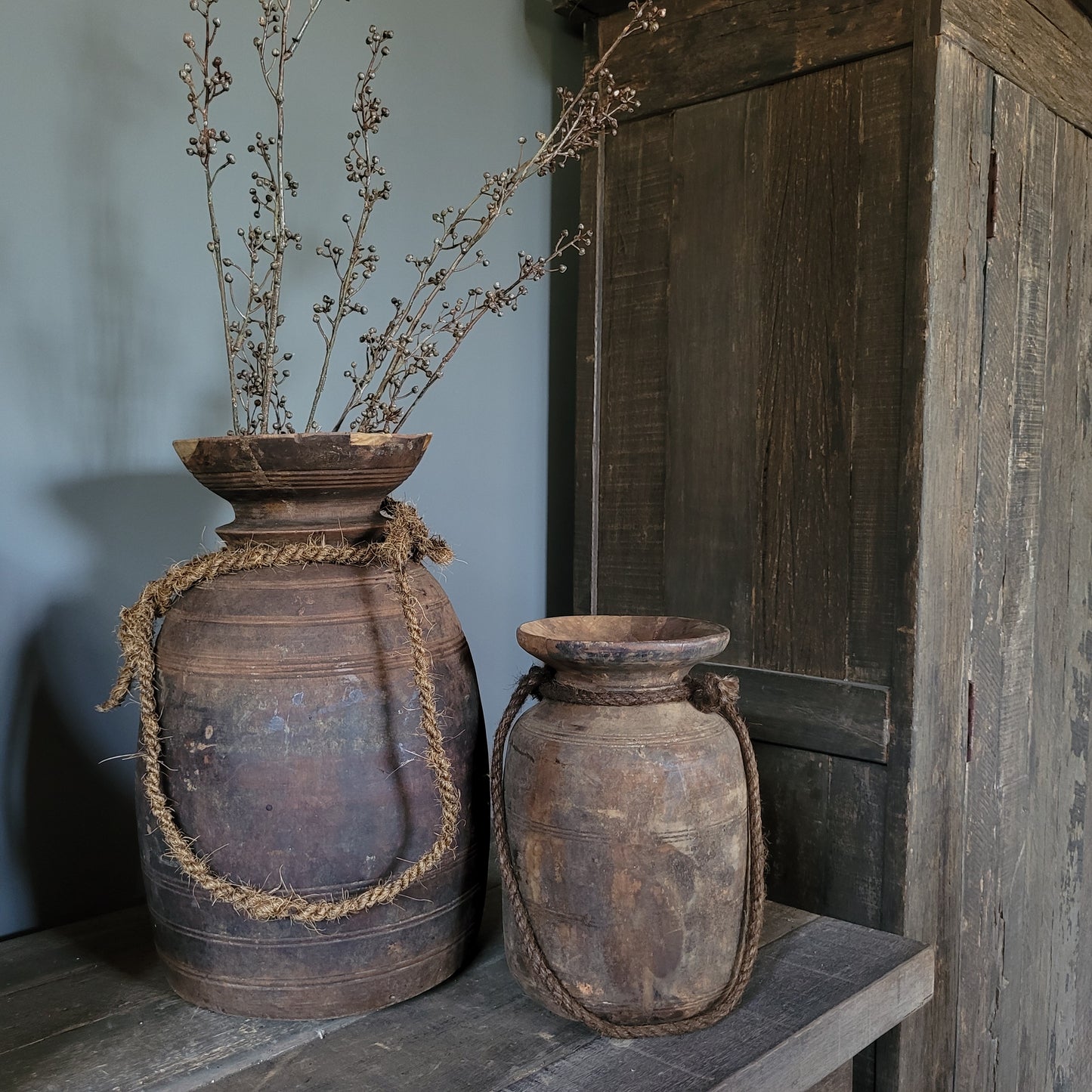 Oud houten nepalese kruik nr. 30 (rechts)