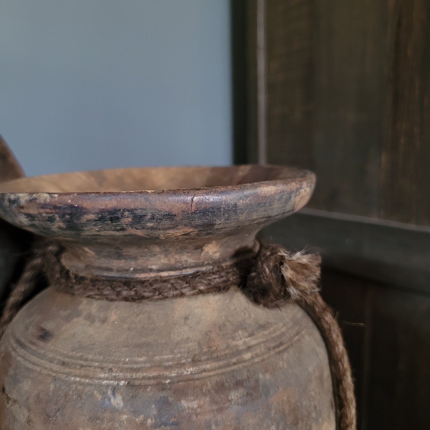 Oud houten nepalese kruik nr. 30 (rechts)