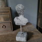Romeins beeld op statief steen