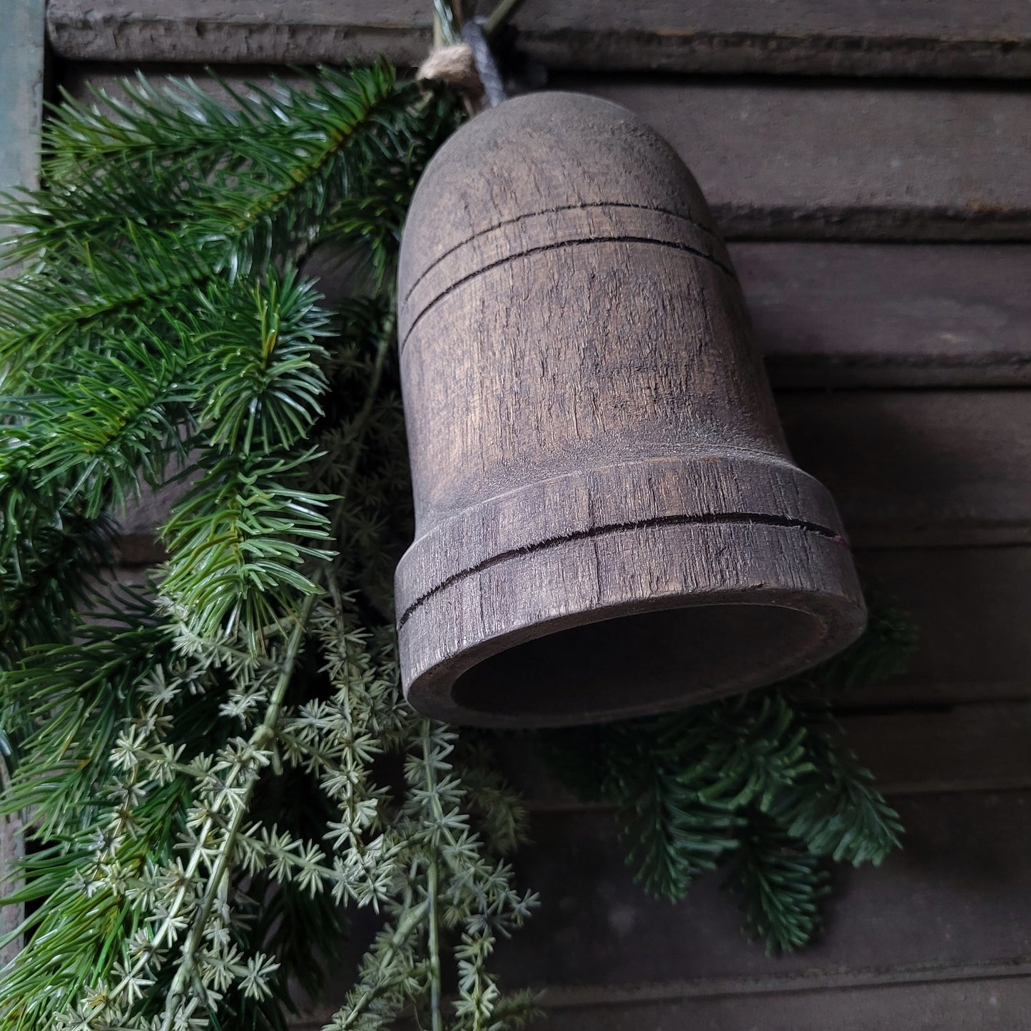 Houten kerstklok aan touw