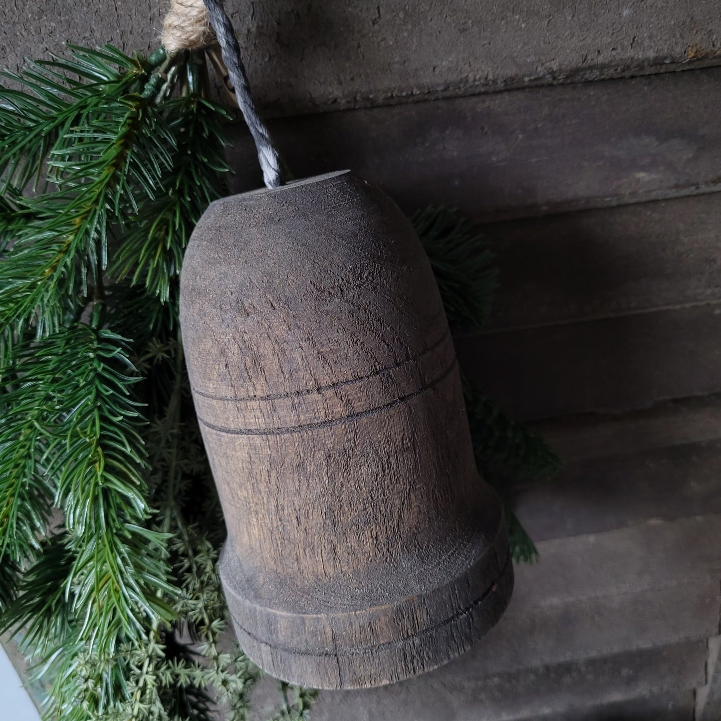 Houten kerstklok aan touw