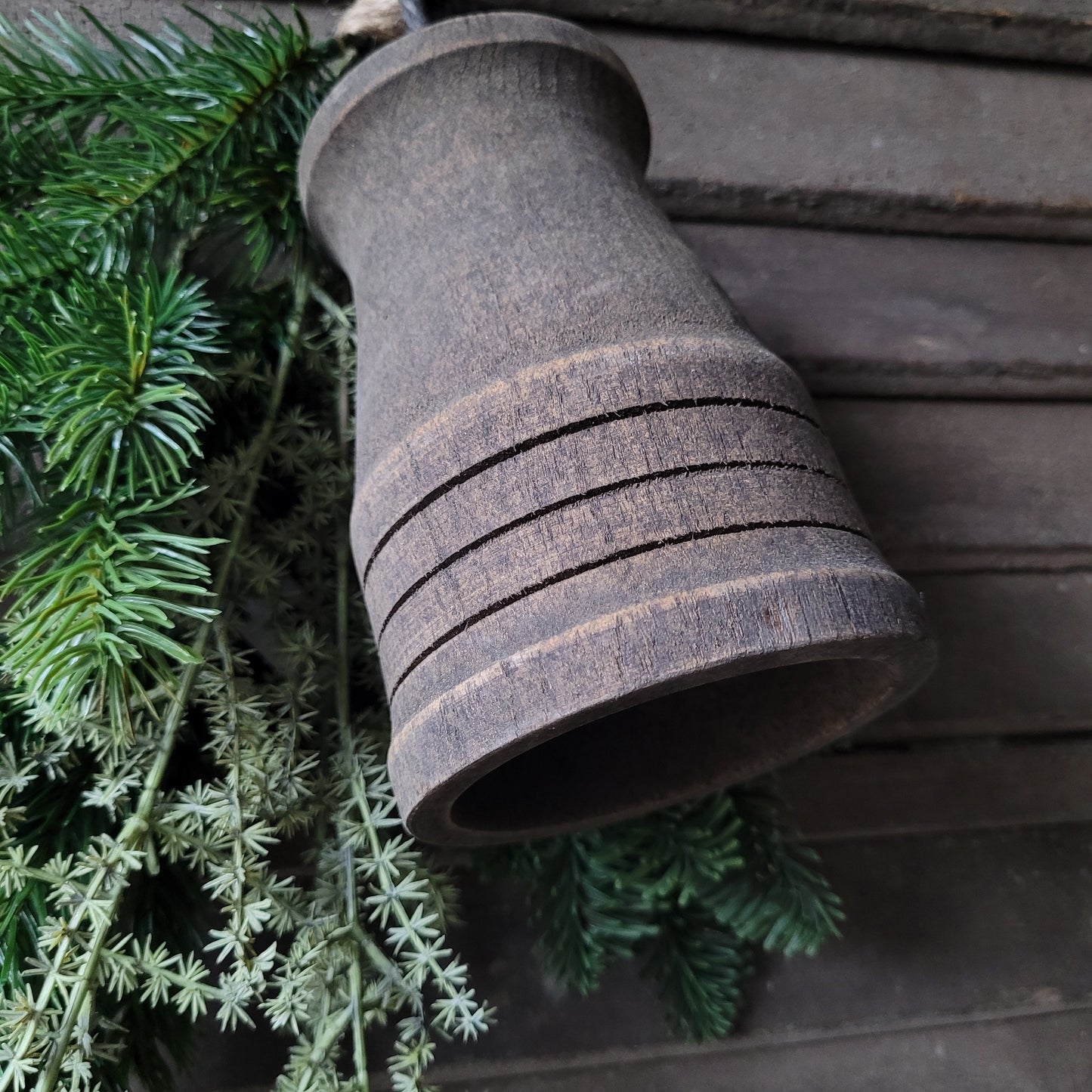 Houten kerstklok aan touw