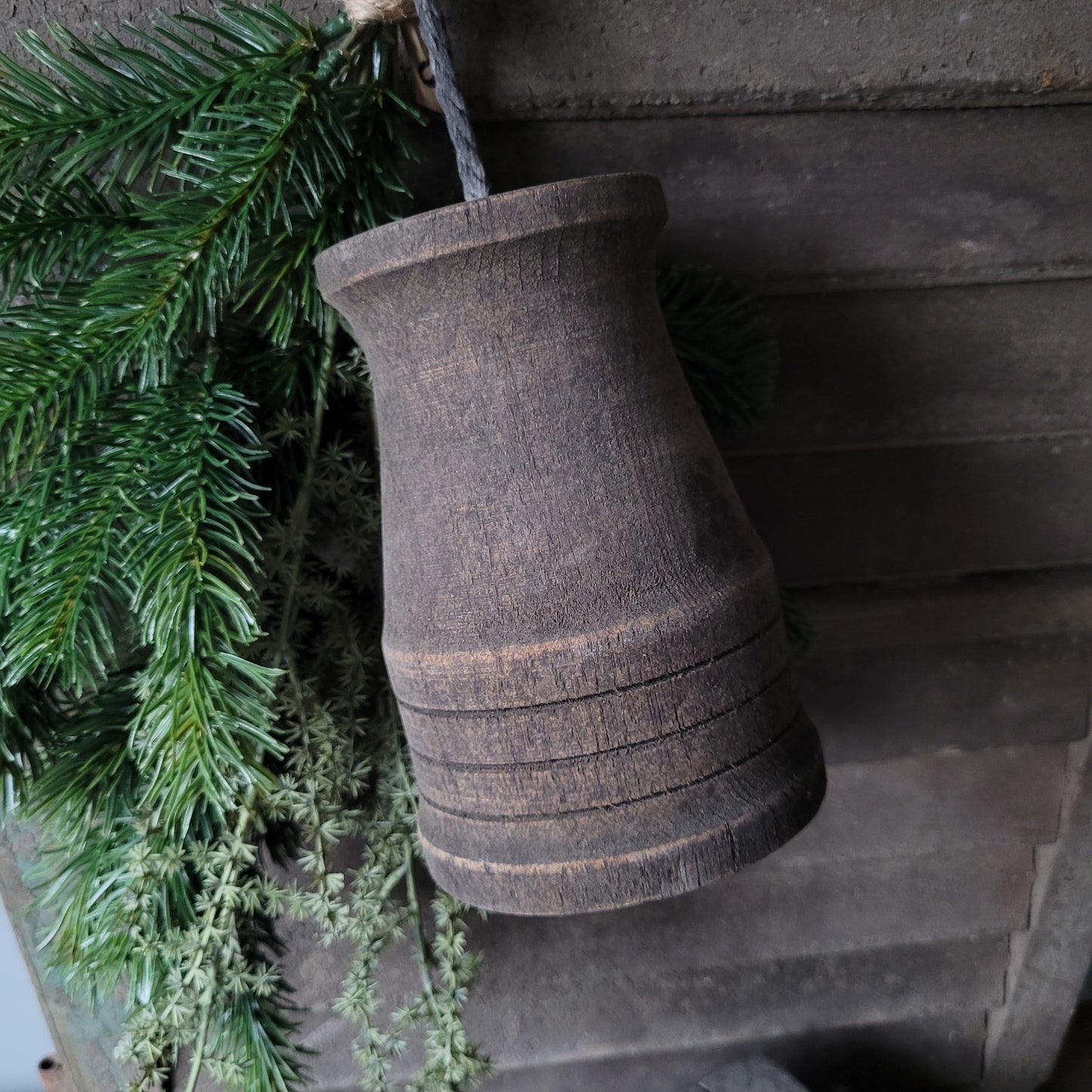 Houten kerstklok aan touw