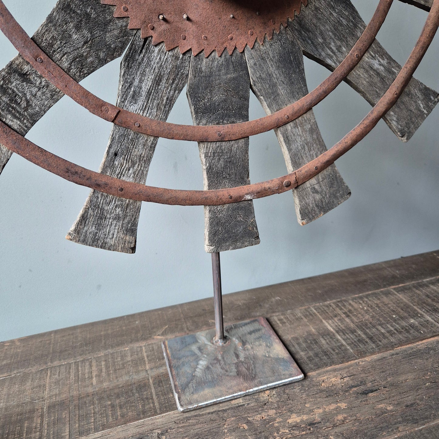 Uniek oud houten spinnewiel op statief nr. 2