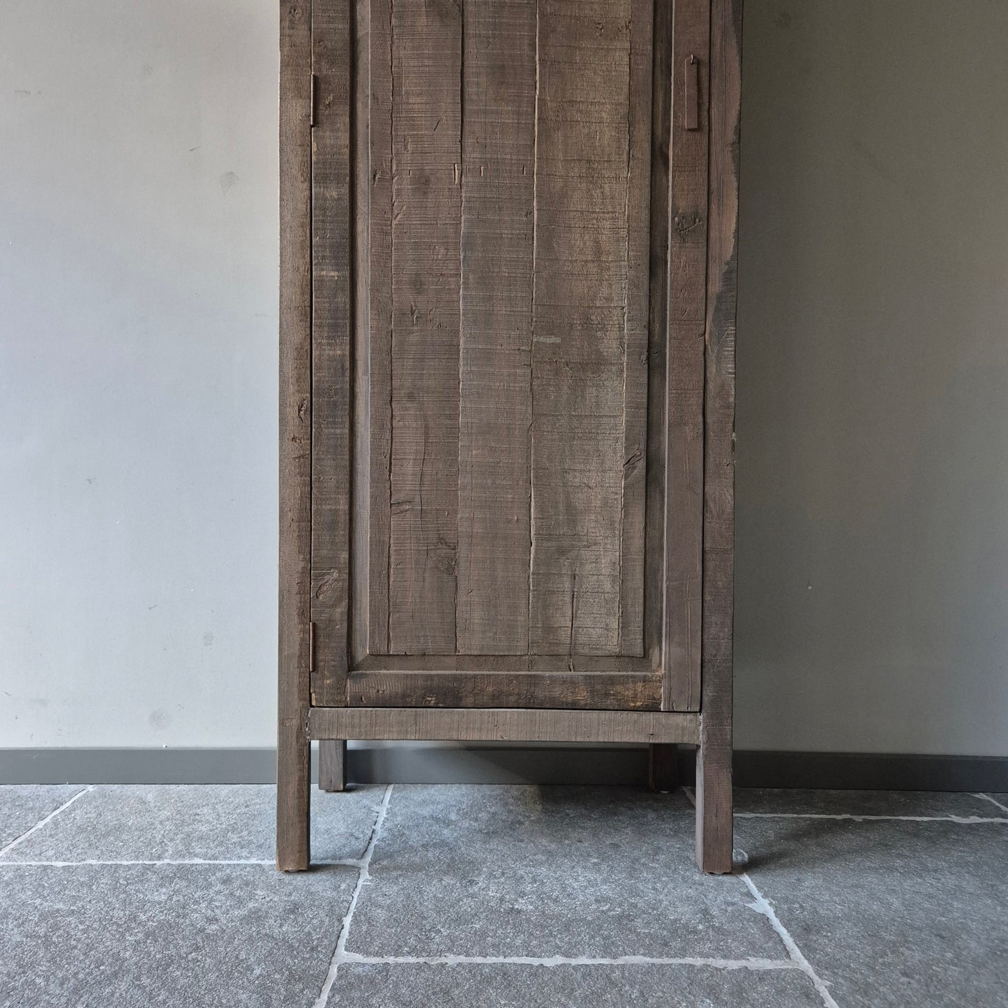 Hoge eendeurs kast lungo driftwood