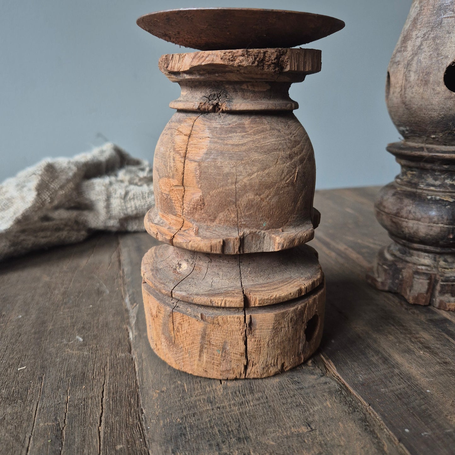 Oud houten kandelaar nr. 40 (links)