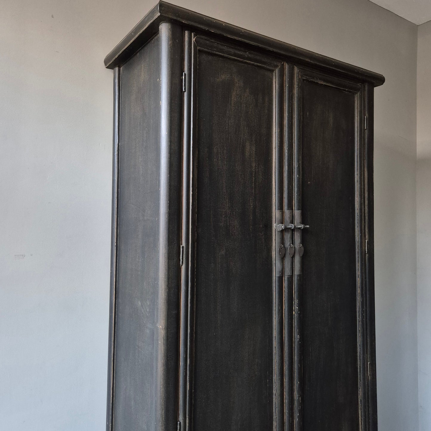Hoge kast met slot | China black
