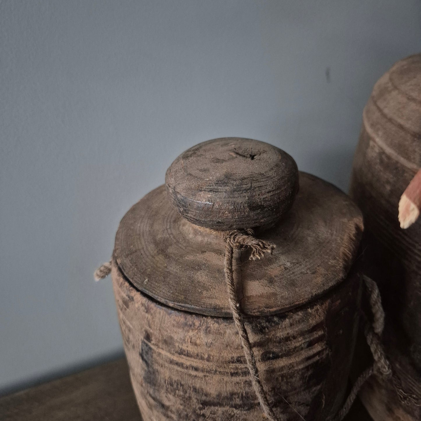 Oud houten kruik met deksel nr. 143 (links)