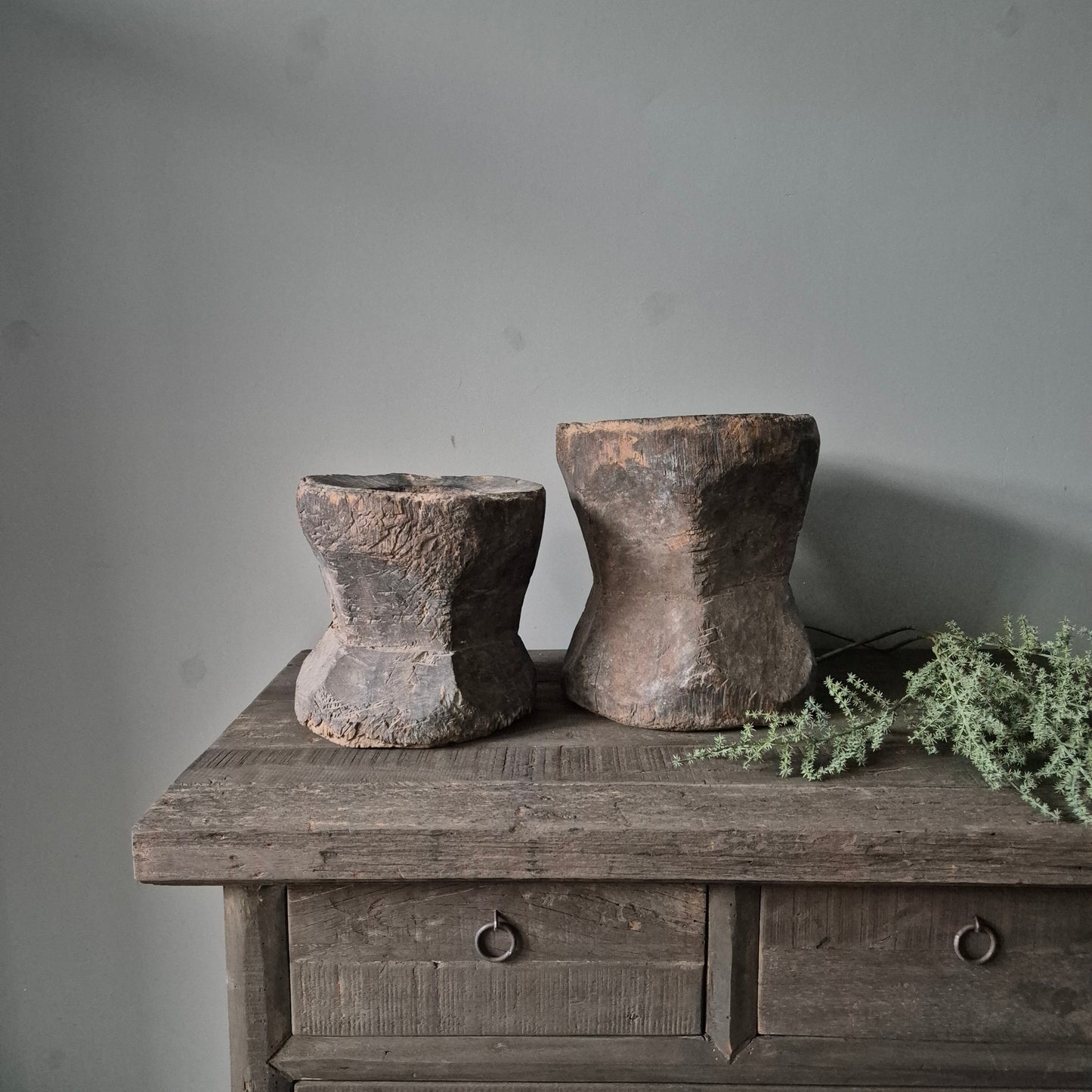 Uniek oud houten vijzel nr. 13 (links)