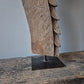 Uniek oud houten ornament op statief