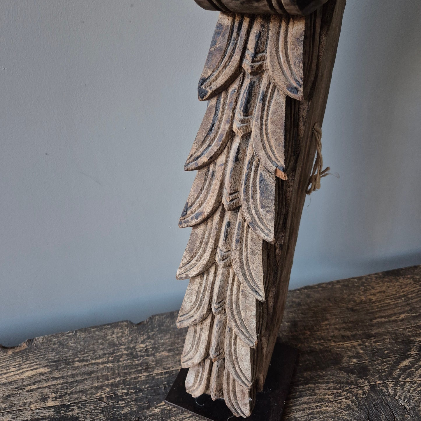 Uniek oud houten ornament op statief