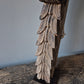 Uniek oud houten ornament op statief