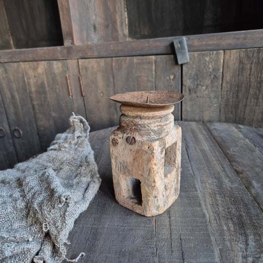 Oud houten kandelaar nr. 38