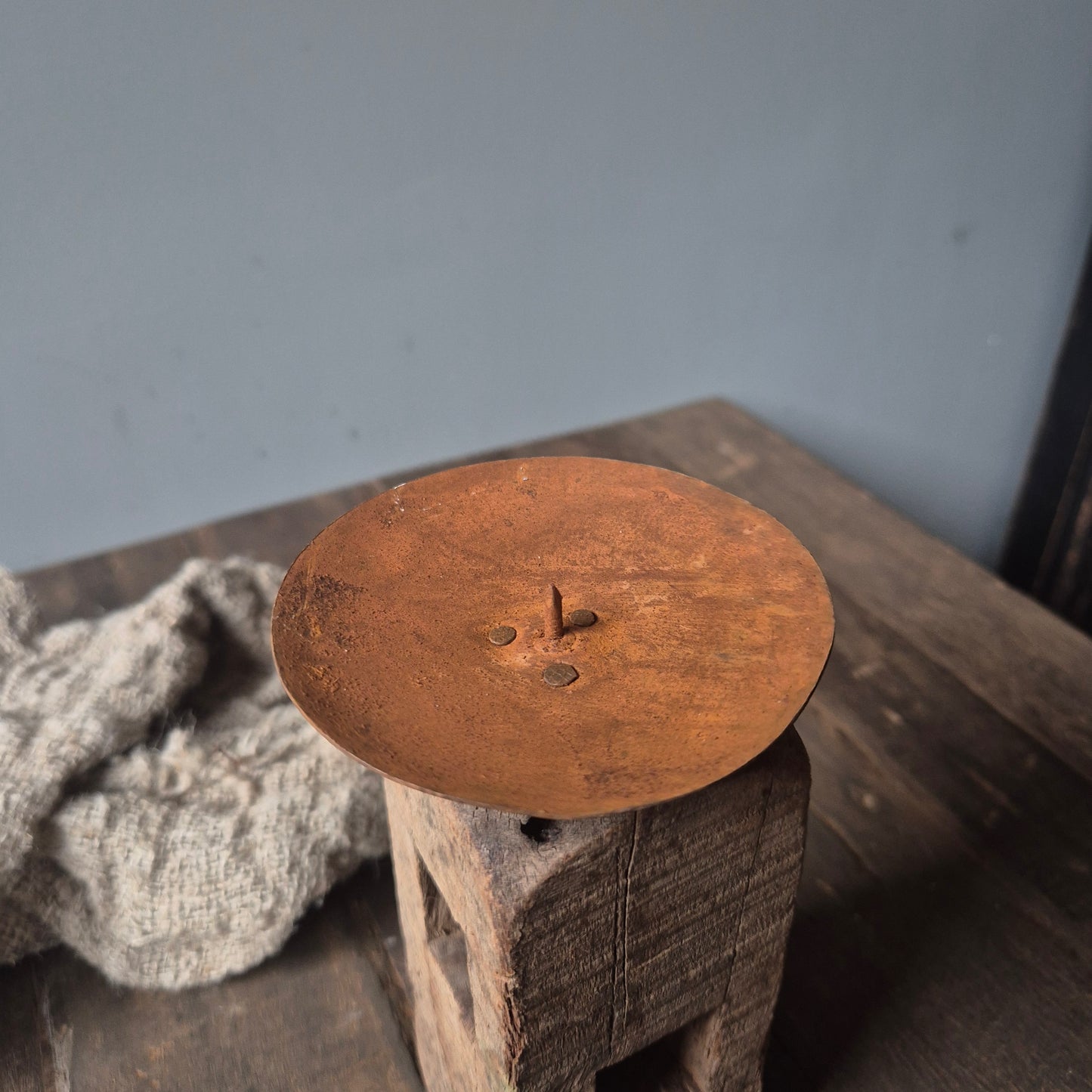 Oud houten kandelaar nr. 42