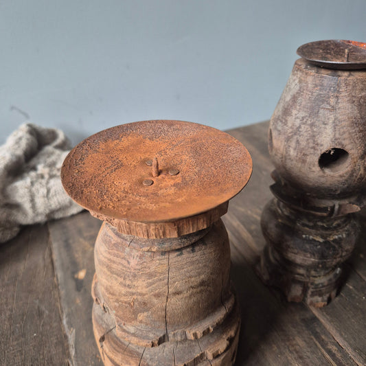 Oud houten kandelaar nr. 40 (links)