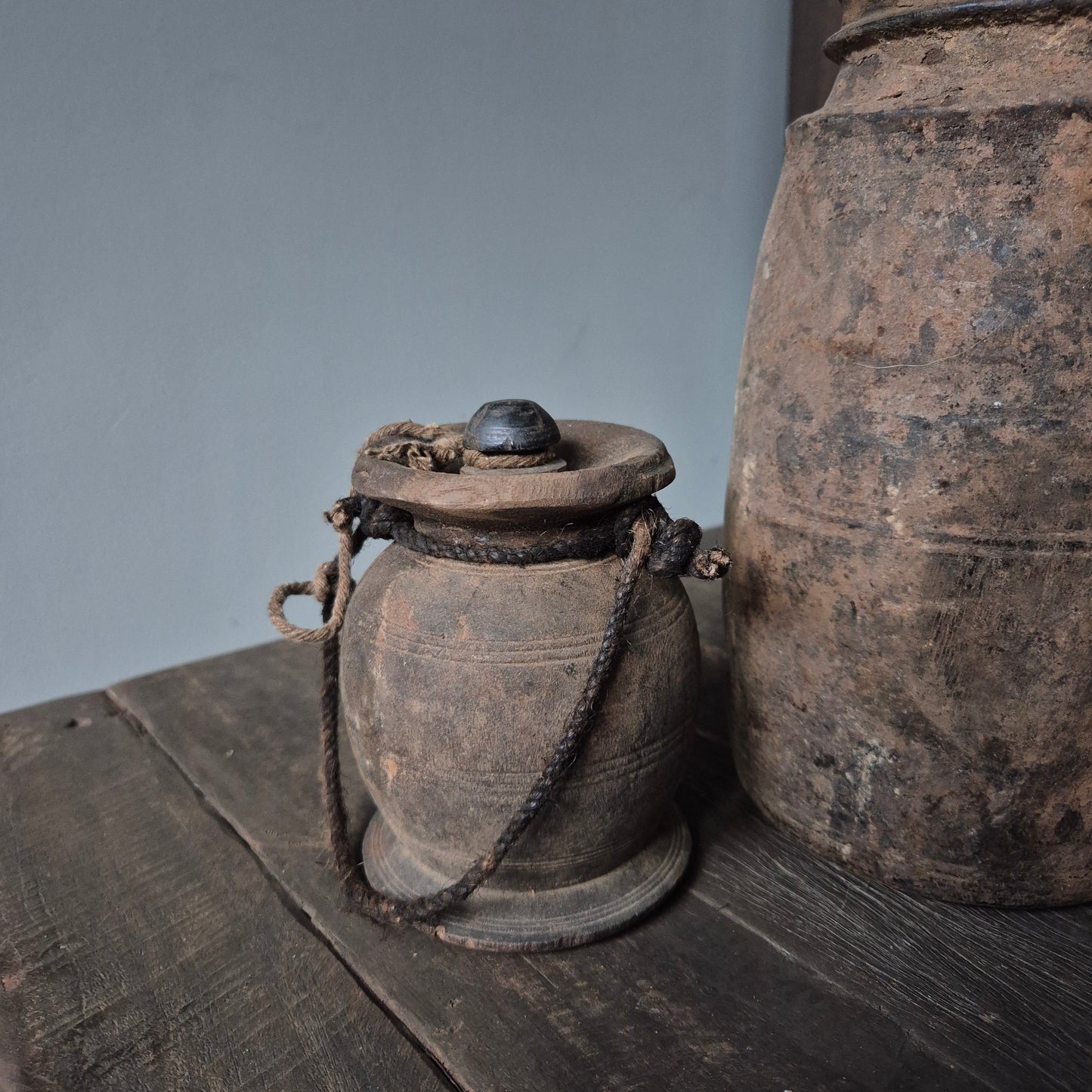 Oud houten kruik met deksel nr. 132 (links)