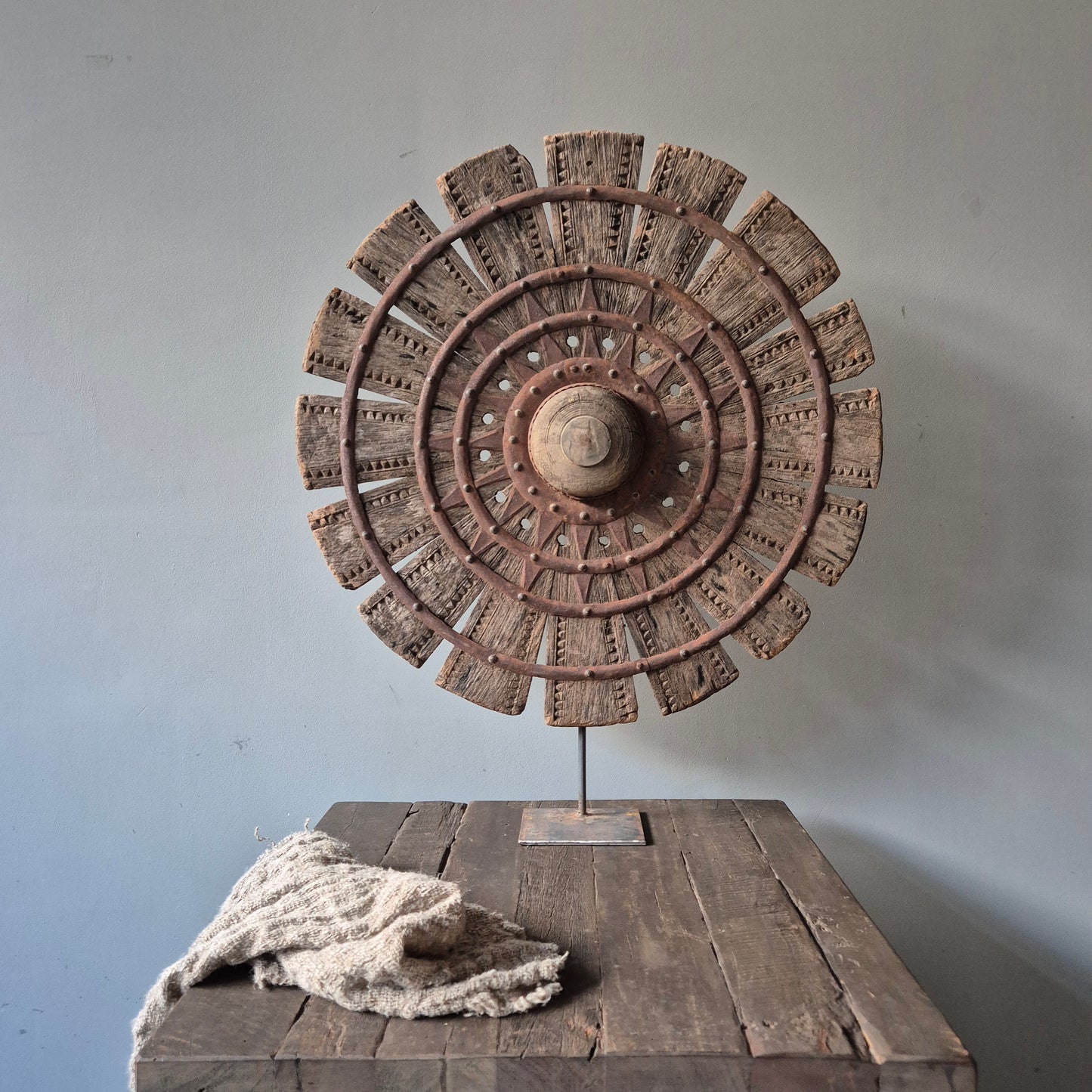 Uniek oud houten spinnewiel op statief nr. 3