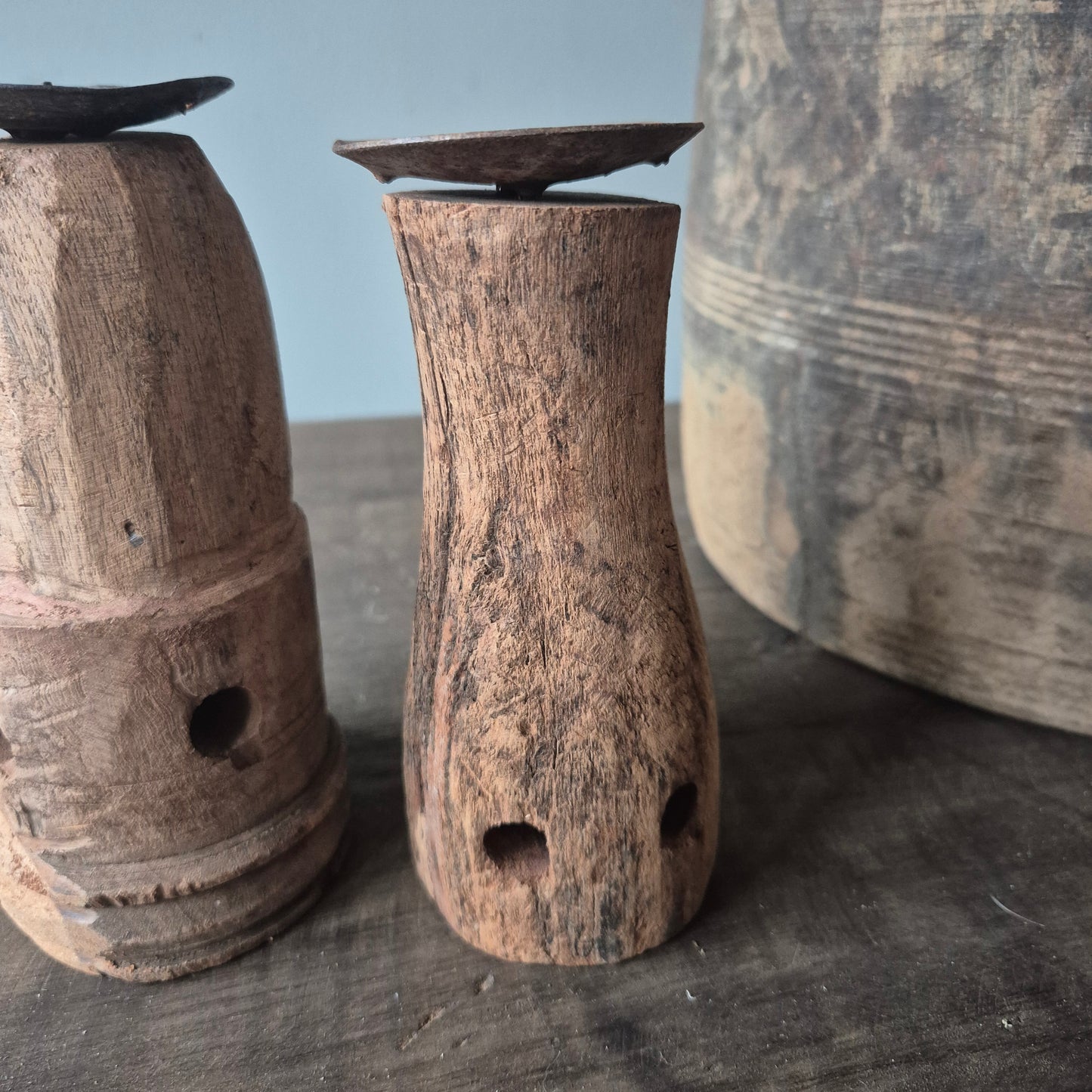 Oud houten kandelaar nr. 38 (rechts)