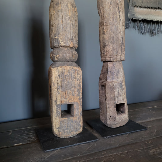 Uniek oud houten kandelaar op statief nr. 2 (rechts)