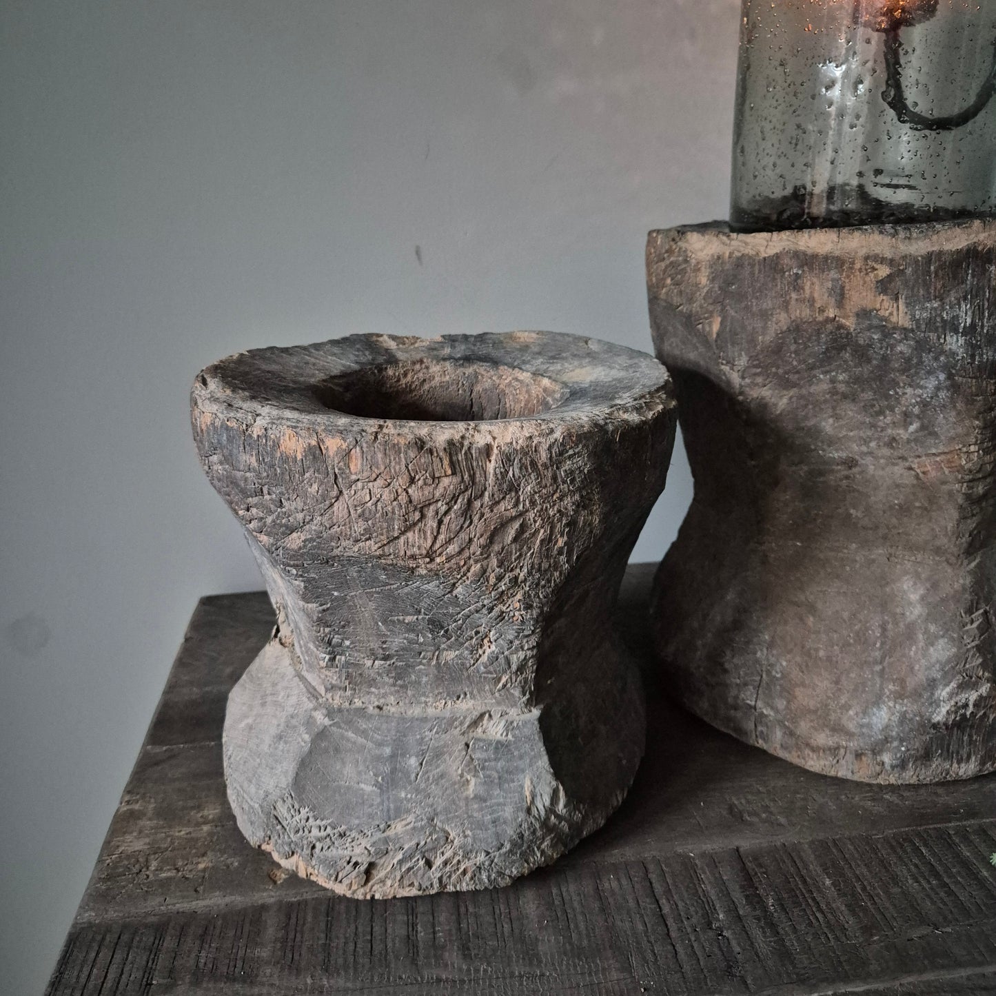 Uniek oud houten vijzel nr. 13 (links)